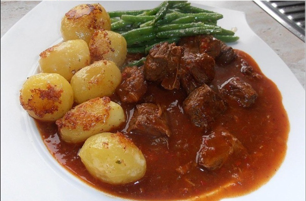 Brauhaus Gulasch: Herzhaftes Gulasch mit Bier